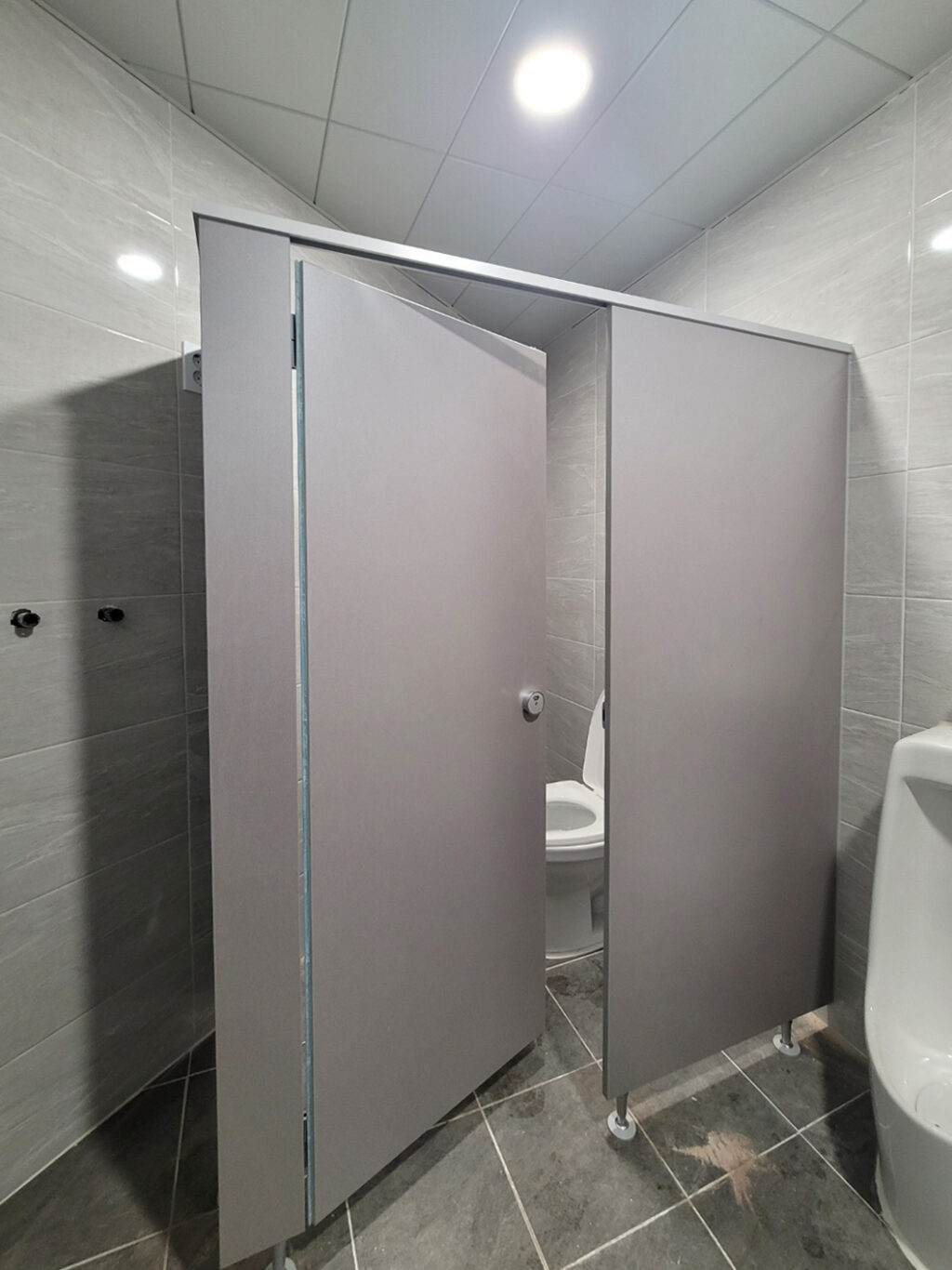 남자 화장실 큐비클 설치 후 모습
