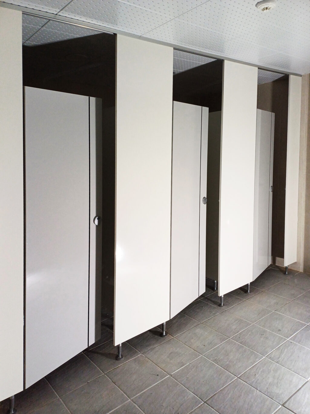 큐비클 설치가 완료된 이미지-2