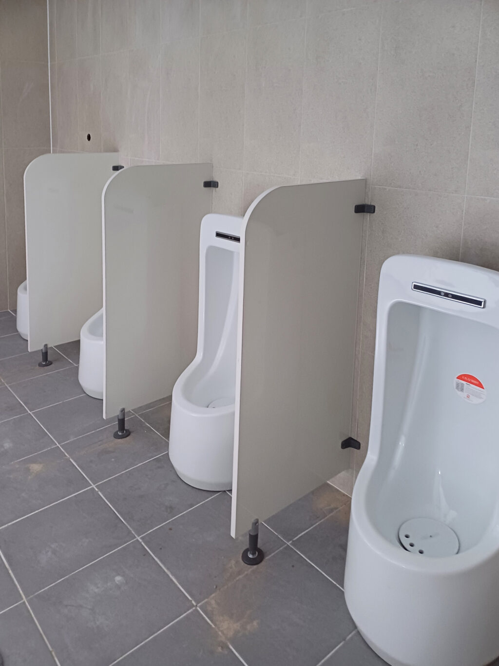 소변기 칸막이 설치가 완료된 이미지