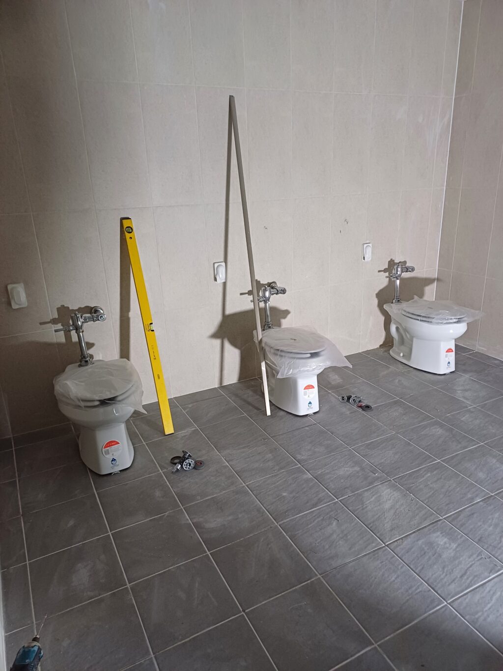 정밀한 설치를 위해 수평계는 필수