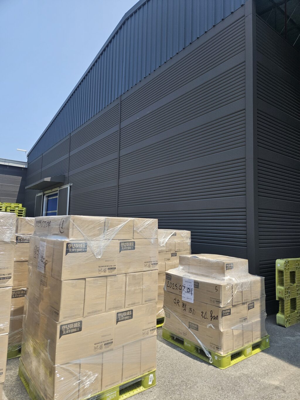 박스가 놓여져 있는 모습을 보니 물류 센터라고 짐작 할 수있음