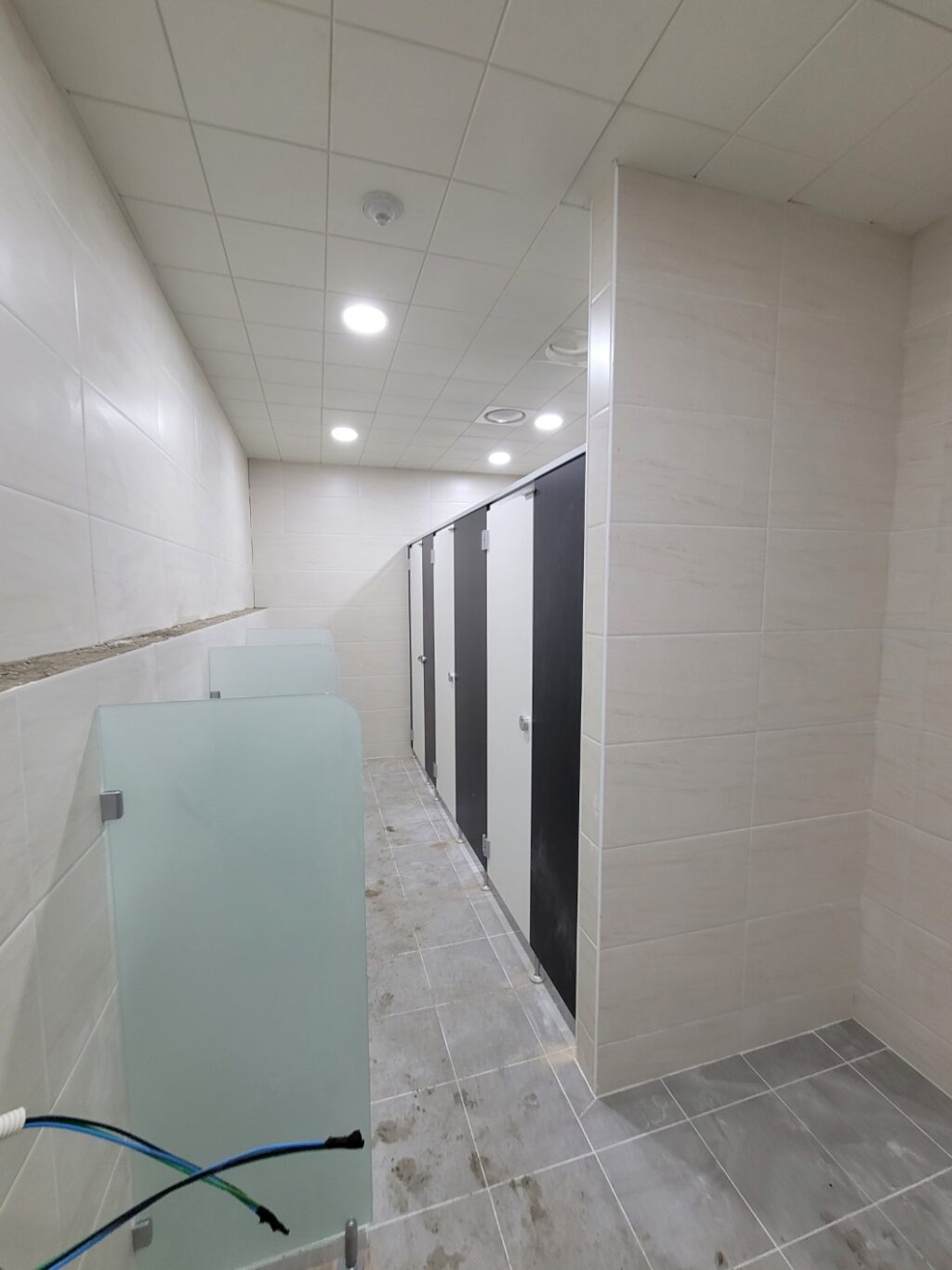 남자 화장실 설치 후 모습