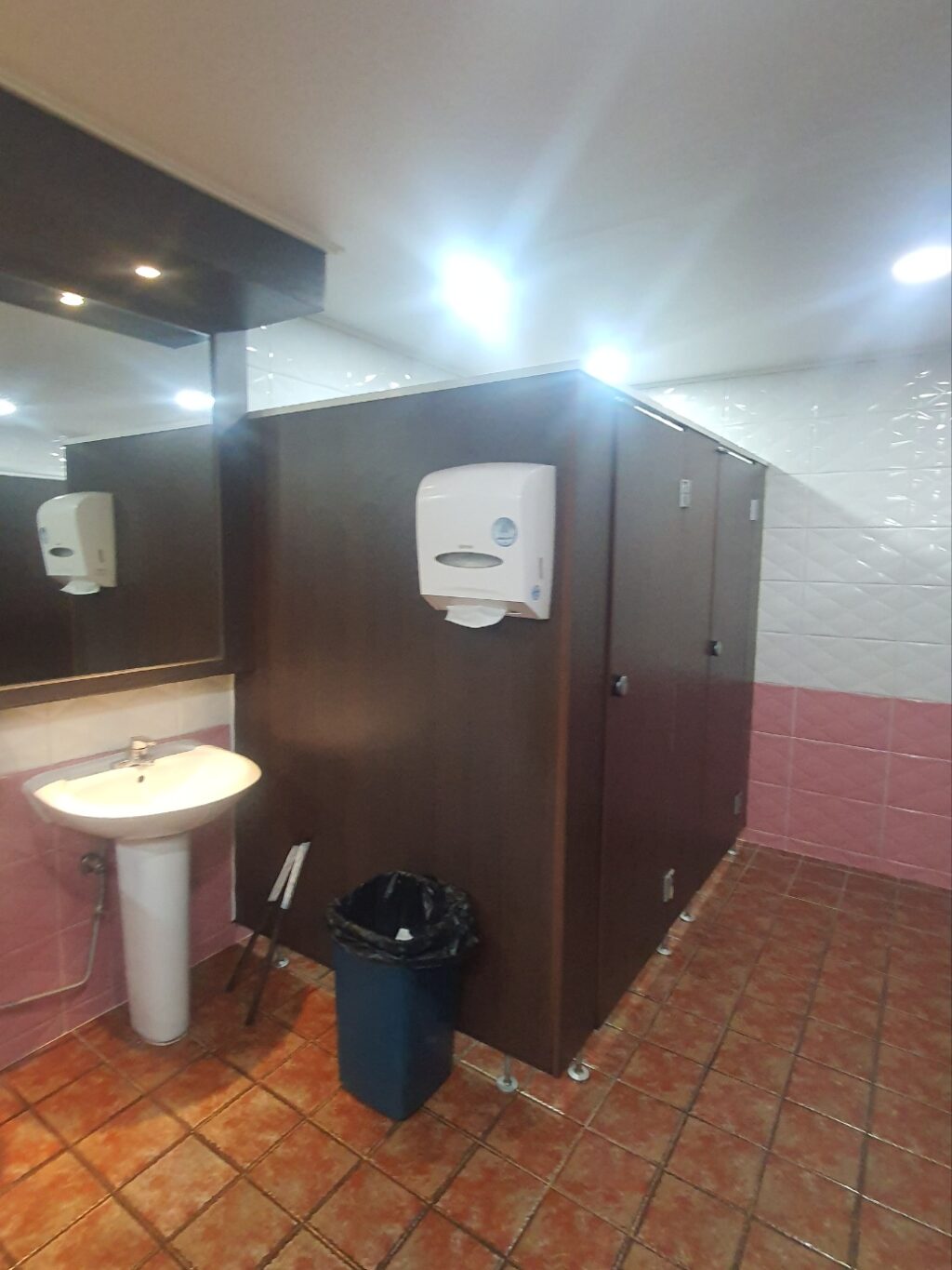 노후된 큐비클 모습-2