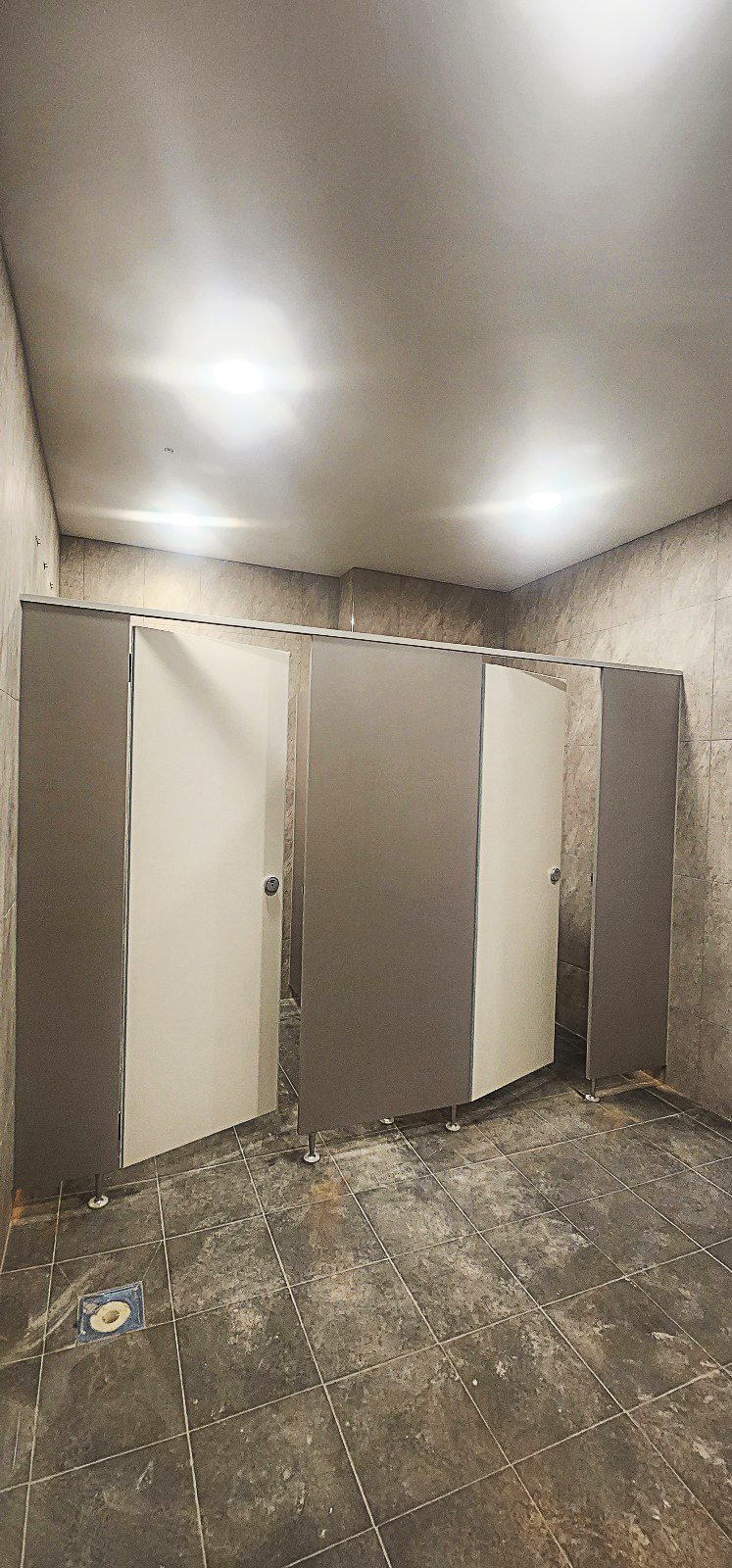 남자 화장실 설치 완료 모습