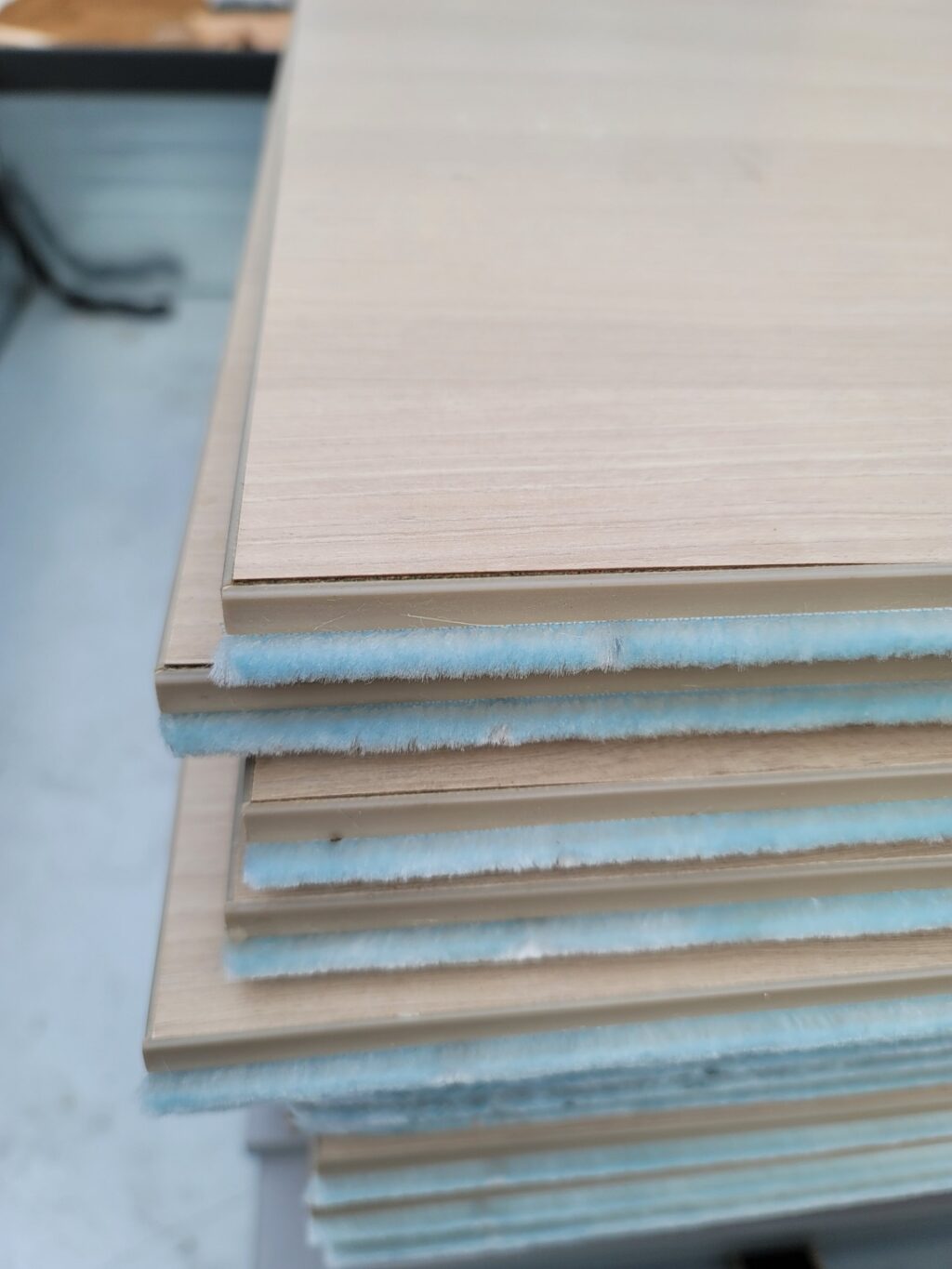 에지 부분이 벌어진 상태