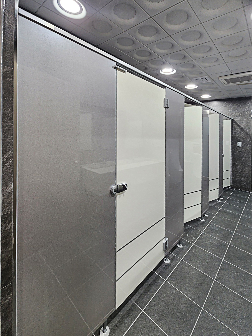 완성된 큐비클 칸막이