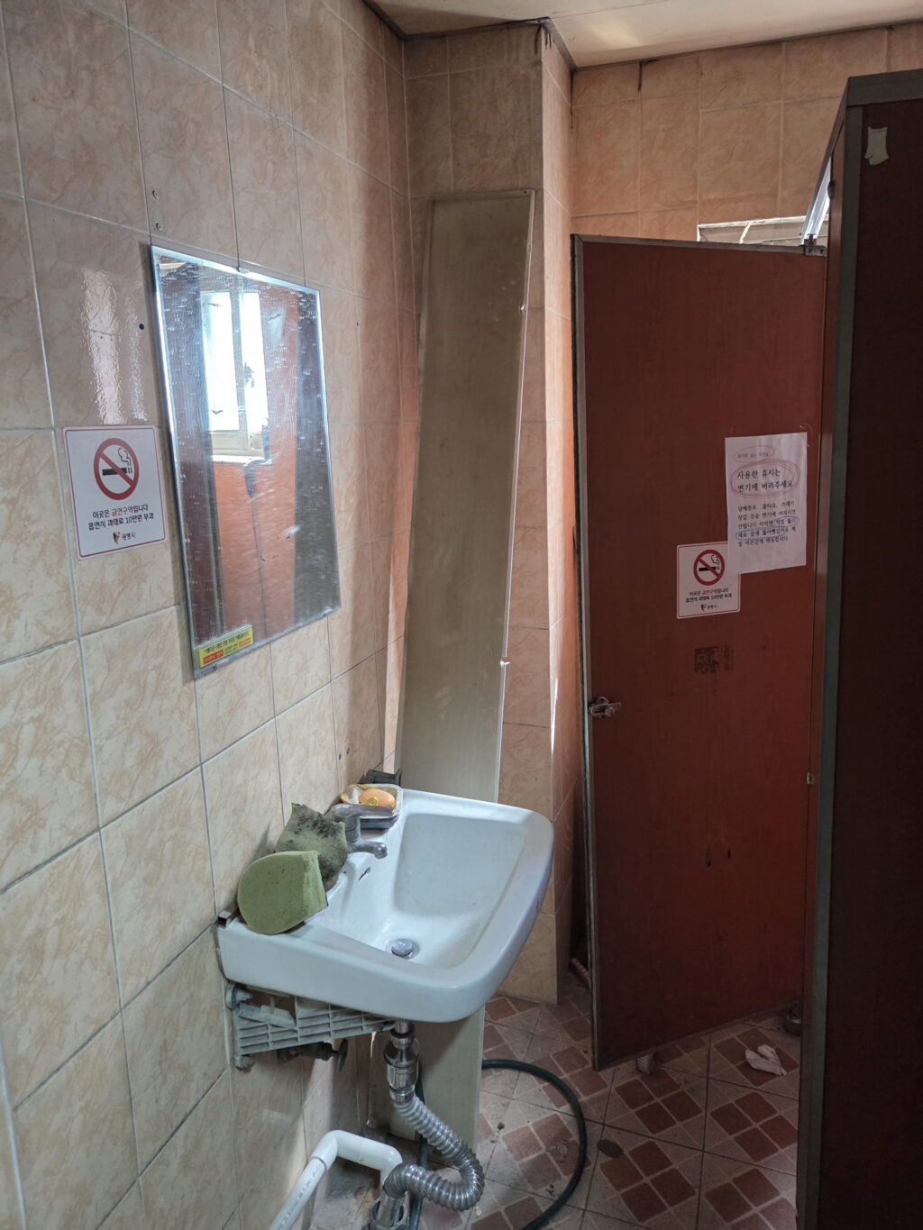 노후된 몰딩형 큐비클_1