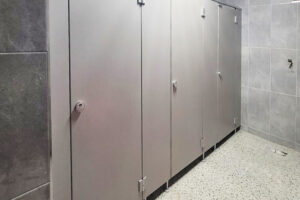 천안 화장실 칸막이 큐비클 설치 후기 – 회색 헤어라인