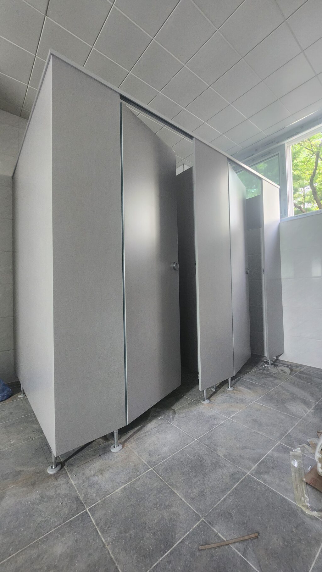 남자 화장실 설치 후 모습