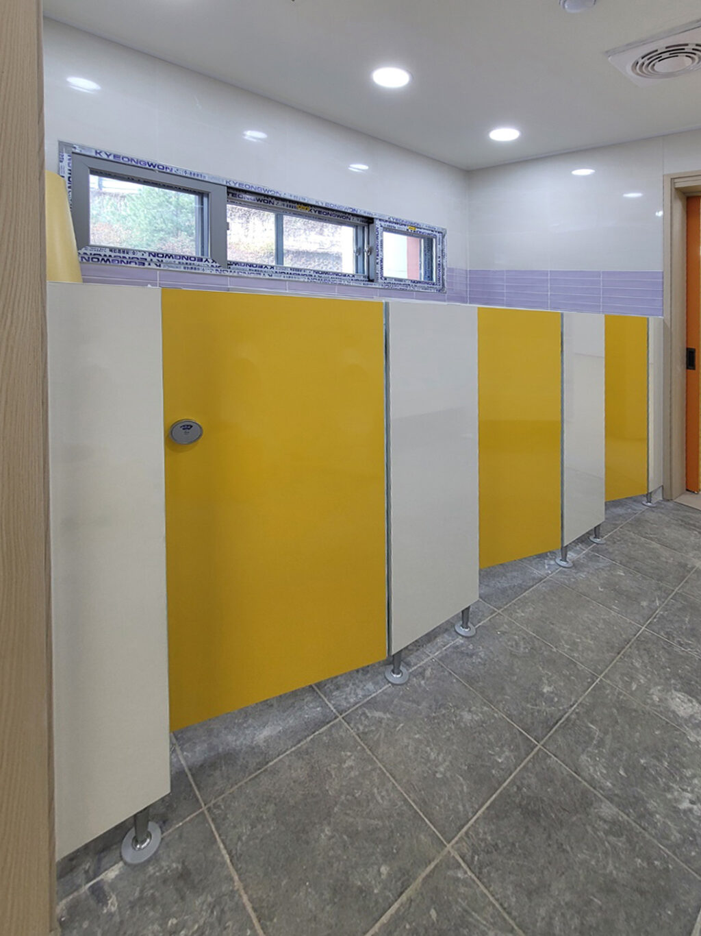 기존에 설치 한 어린이 큐비클