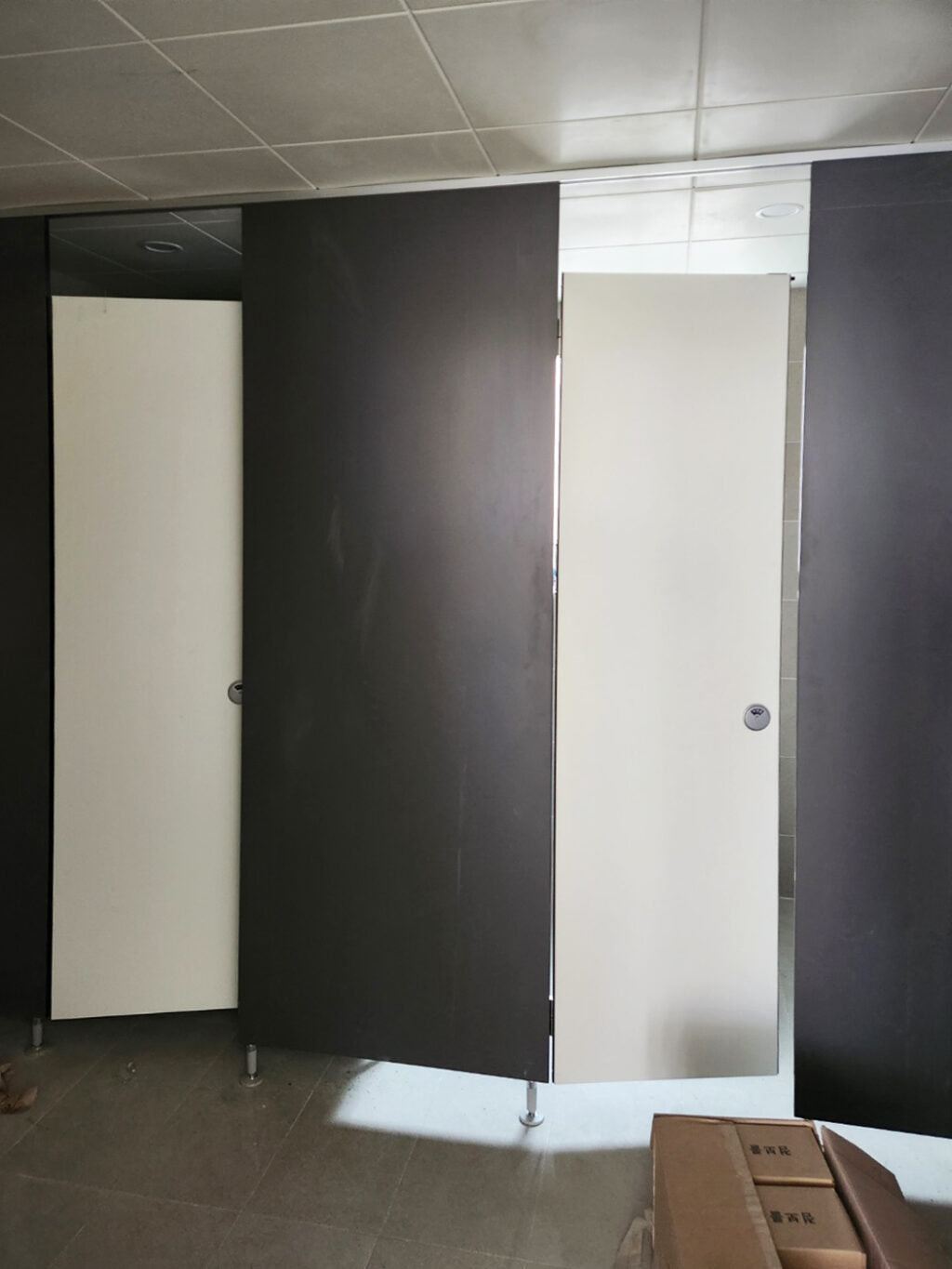 완성된 화장실 칸막이