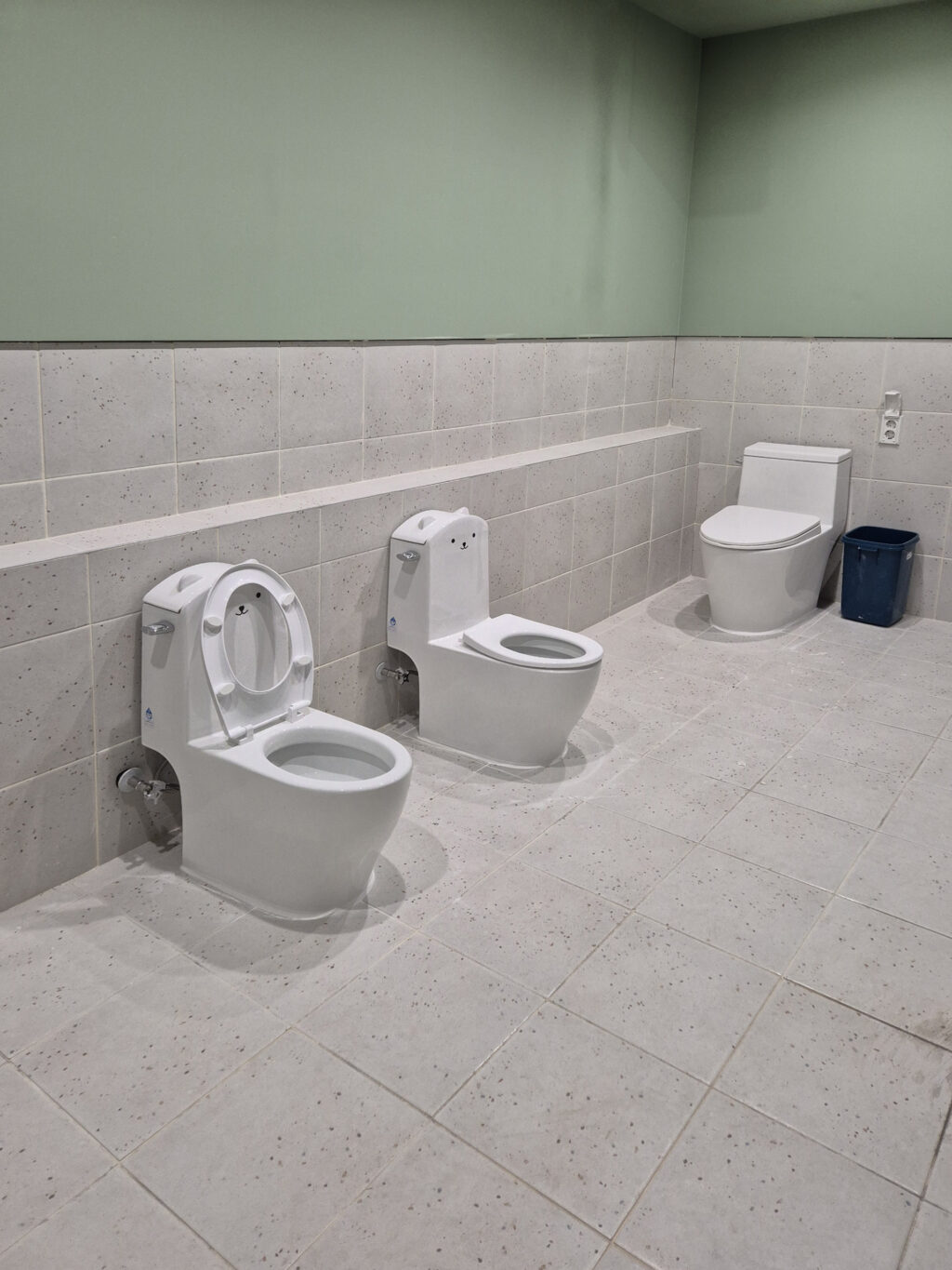 어린이 전용 양변기 와 성인 전용 양변기 혼합
