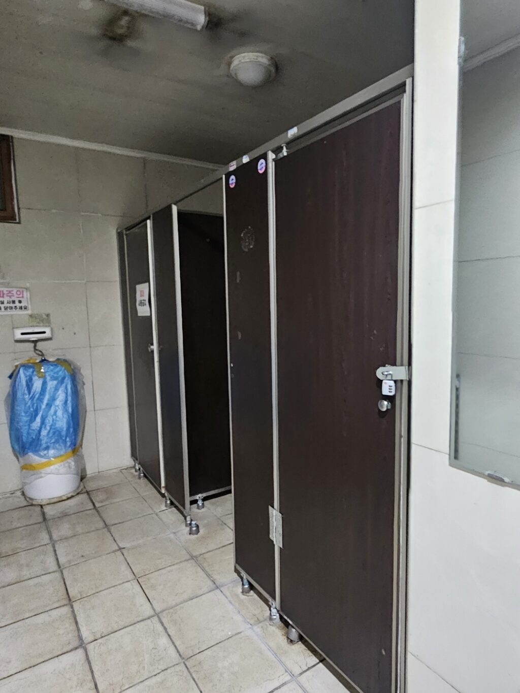 노후된 기존 화장실 모습