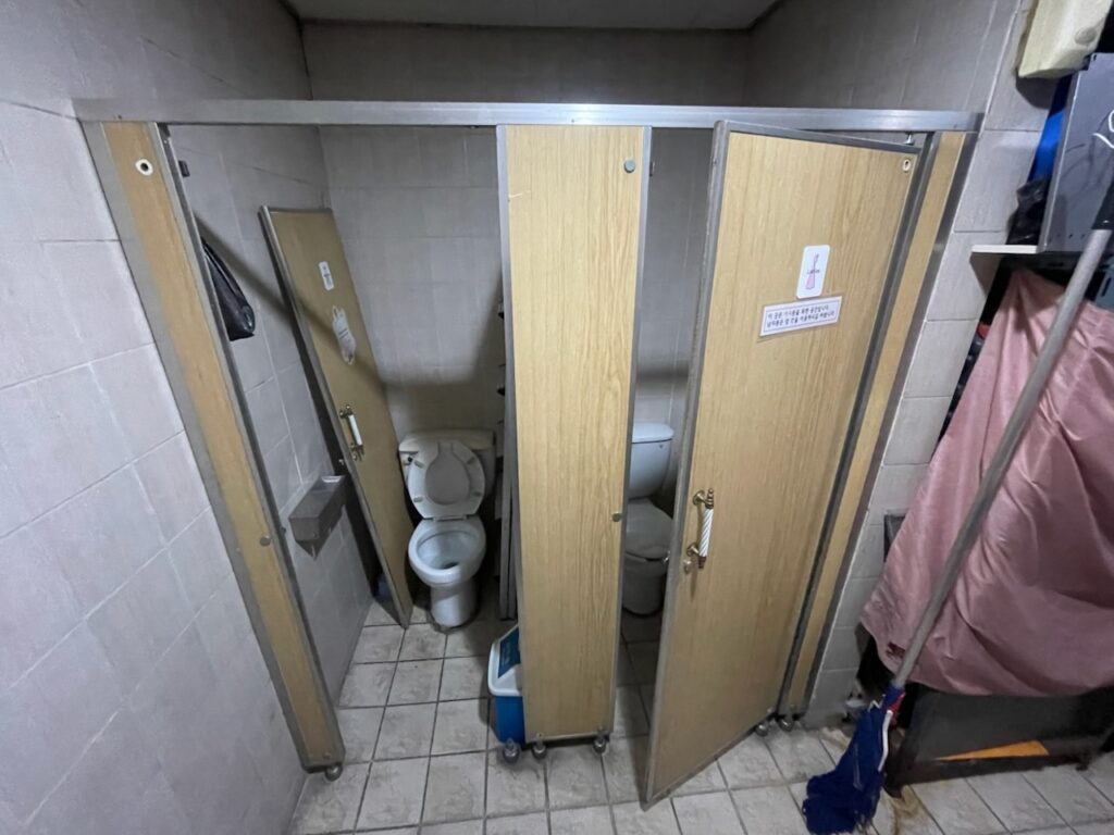 현재 화장실 큐비클 몰딩형 이미지