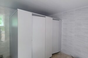 가평 캠핑장 화장실 칸막이 설치 사례: 헤어라인 회색 큐비클의 모던한 조화